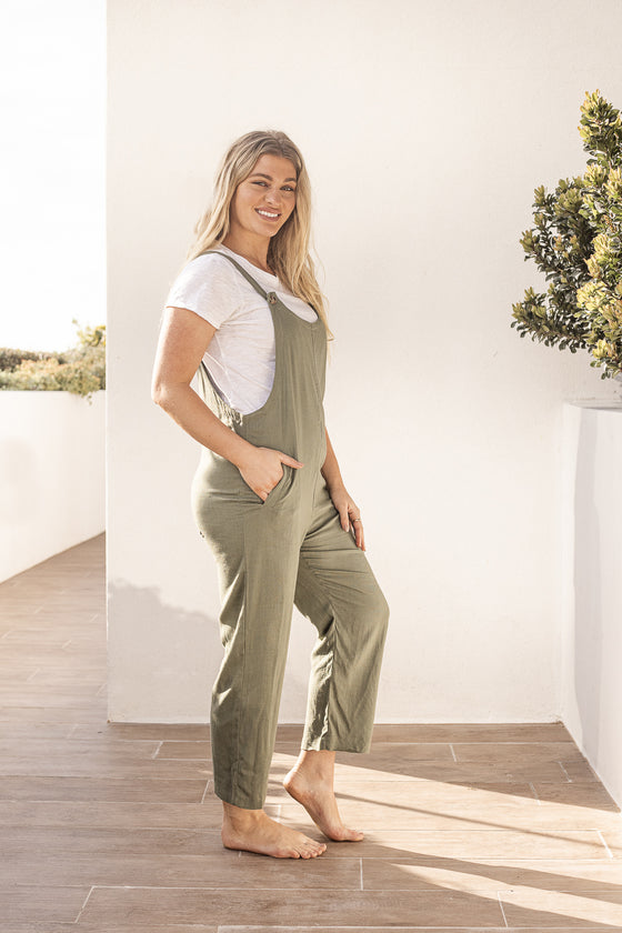 We're loving the easy fit of our Lauretta overalls. Features a loose shape, button front straps with side pockets. A great shape for women wanting something for those relaxing days. Available from arlowboutique.com.au