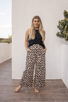  Elevate your look in our Aida leopard pants. Features an elastic waist with side pockets in a rayon fabric. Style with your favourite tee for a perfect day look. Available from www.arlowboutique.com.au
