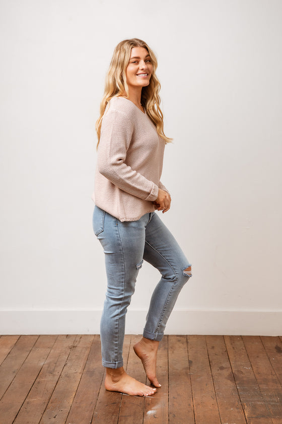 Get comfy in our v-neck pullover knit jumper. The Tanaya knit is a piece that will last you season after season. Its a must have wardrobe essential. Available from arlowboutique.com.au
