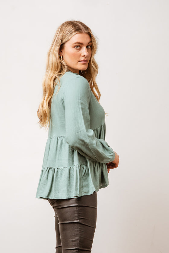 This Alyce top is perfect for any occasion. Featuring a linen blend, button up front with long sleeves. Pair with your fave jeans for any day or night. Available from www.arlowboutique.com.au