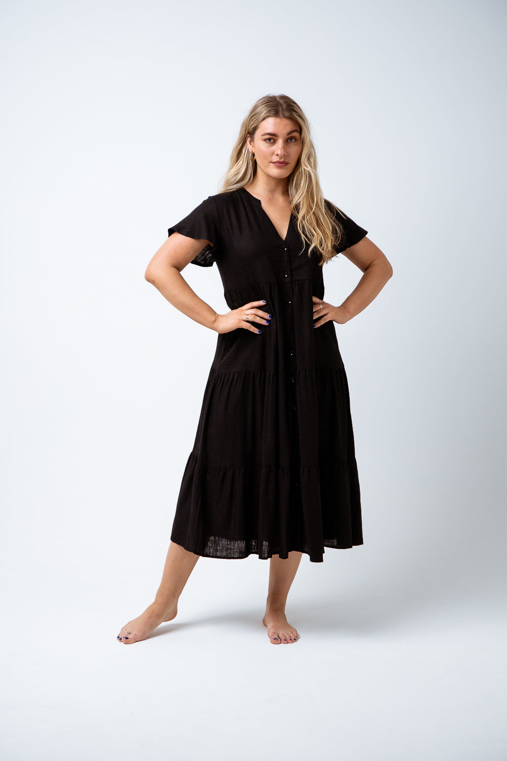 Love the Alice Dress, but want it longer?  Say hello to Dion Midi Dress! Featuring a linen blend, button up front, floaty cap sleeves and a three tier midi length skirt. Simple, chic and a great basic for your summer wardrobe. Available from www.arlowboutique.com