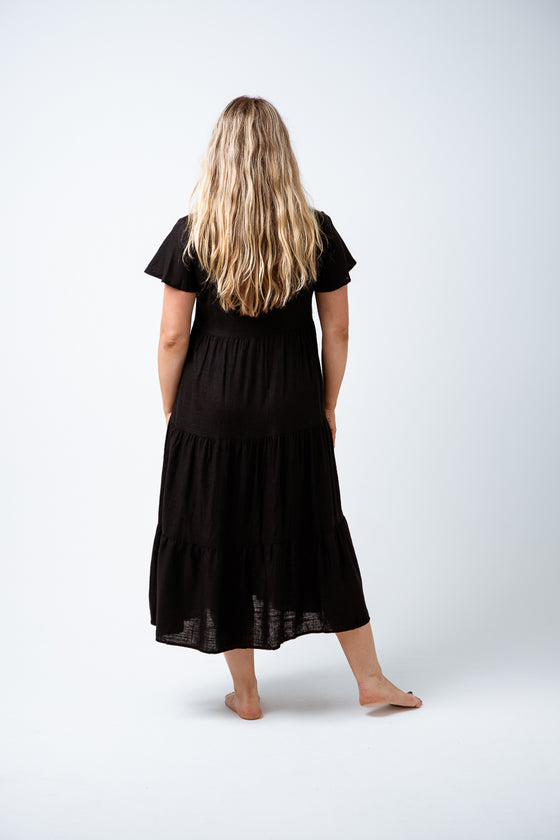 Love the Alice Dress, but want it longer? Say hello to Dion Midi Dress! Featuring a linen blend, button up front, floaty cap sleeves and a three tier midi length skirt. Simple, chic and a great basic for your summer wardrobe. Available from www.arlowboutique.com