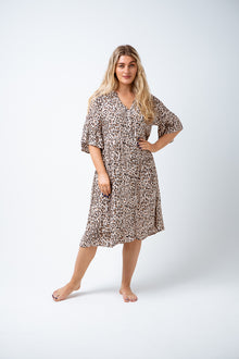  Need a dress to work hard for you? Look no further than the Harriet Midi Dress.  An easy wearing shape that will give you instant style, featuring a v neckline with button front closure, dramatic flared three quarter sleeves, a loose body shape with tiered skirt. Style it with slides or boots depending on the occasion. Available from www.arlowboutique.com