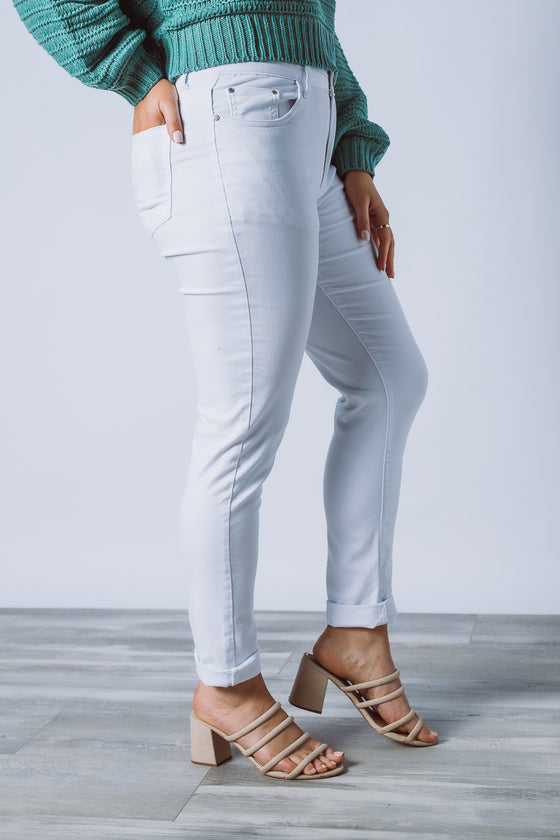 The Aliza Jeans comes in White and is made out of a super stretch denim. Features include a relaxed fit, mid rise waist, zip fly closure and beltloops. Wear yours with a basic tee, blazer and boots for an effortlessly cool vibe. Available from arlowboutique.com.au