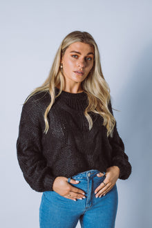  Stay cosy in the Hunter Knit Jumper! Featuring a crew neck, mid body length in a loose fit and oversized cable detailing. An effortless cool piece.  Available in 3 colours